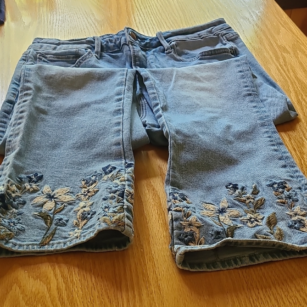 Driftwood Embroidered Floral Cropped Jeans